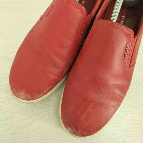 プラダ PRADA ロゴエンボス レザー スリッポン メンズ