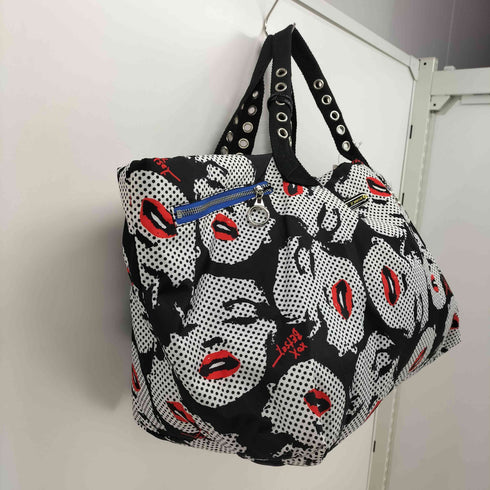 Betsey Johnson 総柄 顔 ガールプリント 裏地ヒョウ柄 唇 フリンジ チャーム付 トート バッグ レディース