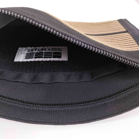 イッセイミヤケ ISSEY MIYAKE 1325. 帯 プリーツ ショルダーバッグ メンズ