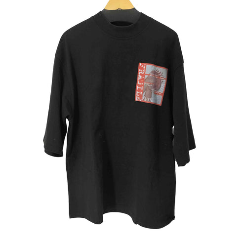 エムワイオービーエヌワイシー M.Y.O.B NYC 両面プリント モックネック 半袖Tシャツ メンズ