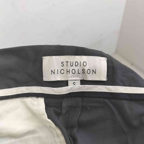 スタジオニコルソン STUDIO NICHOLSON YALE POWDER COTTON DOUBLE PLEAT VOLUME PANTS メンズ JPN:S
