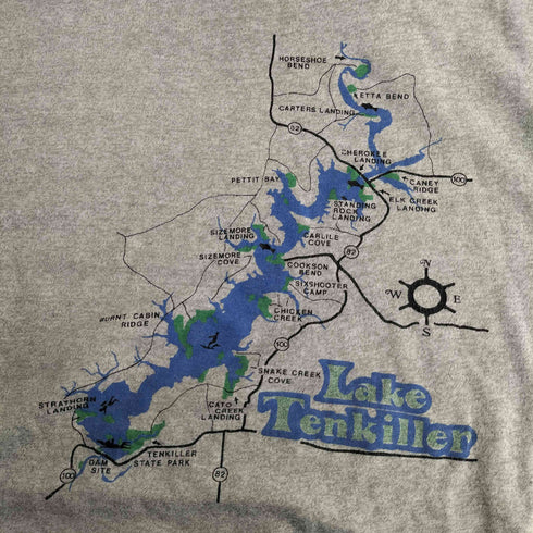 Lake Tenkiller 地図プリント 袖&裾 シングルステッチ メンズ