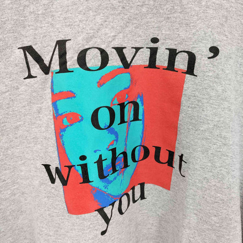 MOVIN ON WITHOUT YOU アーティストプリント クルーネックスウェット トレーナー メンズ
