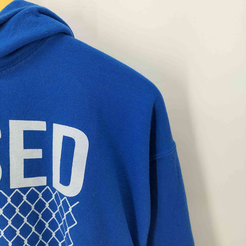 ギルダン GILDAN RAISED IN A CAGE ナンバリングプルオーバーパーカー メンズ JPN:M