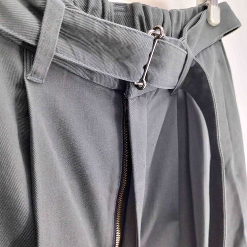 カズユキクマガイアタッチメント KAZUYUKI KUMAGAI ATTACHMENT 30/2強撚ツイル ベルト付ワイドテーパードパンツ メンズ JPN:3