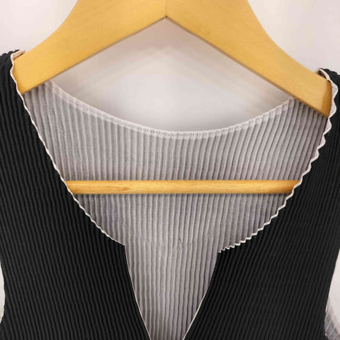 イッセイミヤケ ISSEY MIYAKE 00SS 銀タグ ラインデザイン Vネック タイト プリーツ ノースリーブカットソー レディース