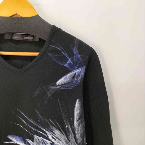 シュリセル SCHLUSSEL フェザーグラフィック VネックTee メンズ JPN:2