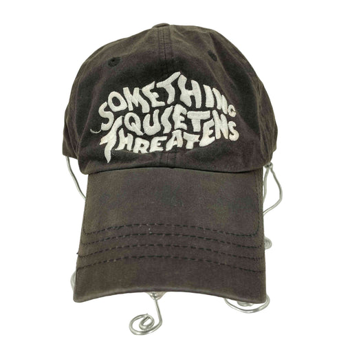 Something Quiet Threatens ロゴ刺繍 ベースボールキャップ メンズ