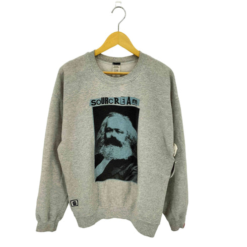 SOURCREAM フロントプリント クルーネック スウェット メンズ