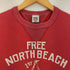 バーンズ アウト フィッターズ BARNS OUT FITTERS 両Vガゼット 4段プリント FREE NORTH BEACHクルーネック スウェット メンズ JPN:M