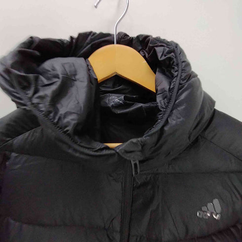 アディダス adidas パフォーマンスロゴ プリント スリーストライプライン フーデッド ロング ダウン ベンチ コート メンズ import:M