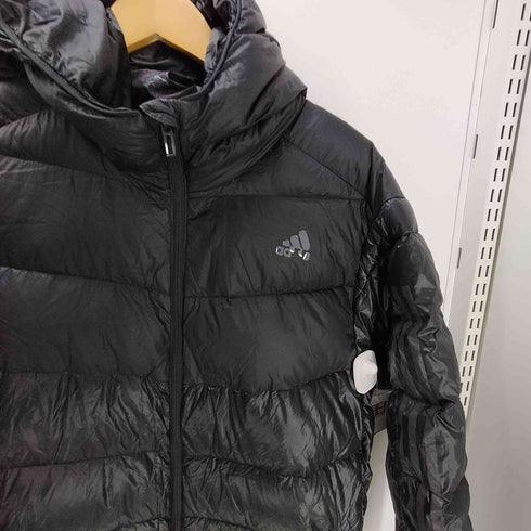 アディダス adidas パフォーマンスロゴ プリント スリーストライプライン フーデッド ロング ダウン ベンチ コート メンズ import:M