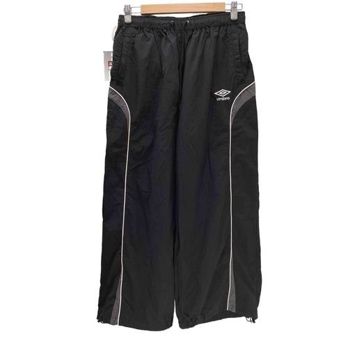 アンブロ UMBRO 24SS 別注 ベクターロゴ 刺繍 パイピングライン ナイロン トラック パンツ ジャージ メンズ L