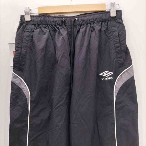 アンブロ UMBRO 24SS 別注 ベクターロゴ 刺繍 パイピングライン ナイロン トラック パンツ ジャージ メンズ L