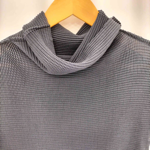 イッセイミヤケ ISSEY MIYAKE スリーブレスハイネックトップス レディース