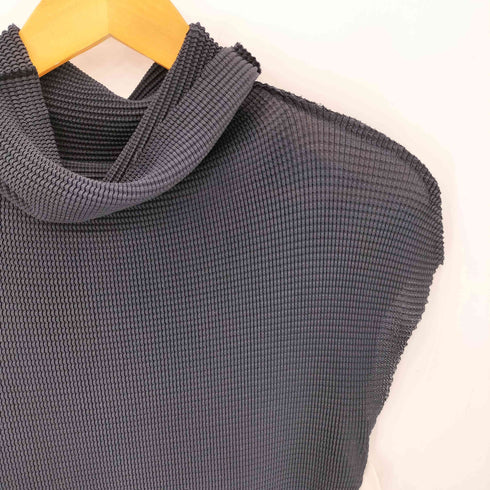 イッセイミヤケ ISSEY MIYAKE スリーブレスハイネックトップス レディース