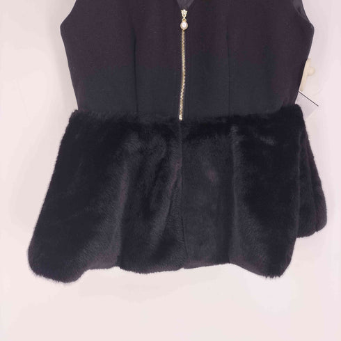 トッコクローゼット tocco closet パールファスナーチャーム付きファー切り替えペプラムジレベスト レディース JPN:M