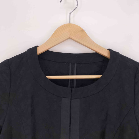 トゥービーシック TO BE CHIC 総柄 フックボタン シェイプ タック ノーカラー ジャケット レディース JPN:40