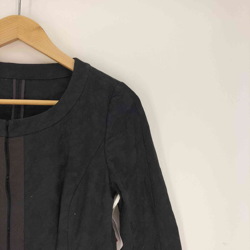 トゥービーシック TO BE CHIC 総柄 フックボタン シェイプ タック ノーカラー ジャケット レディース JPN:40