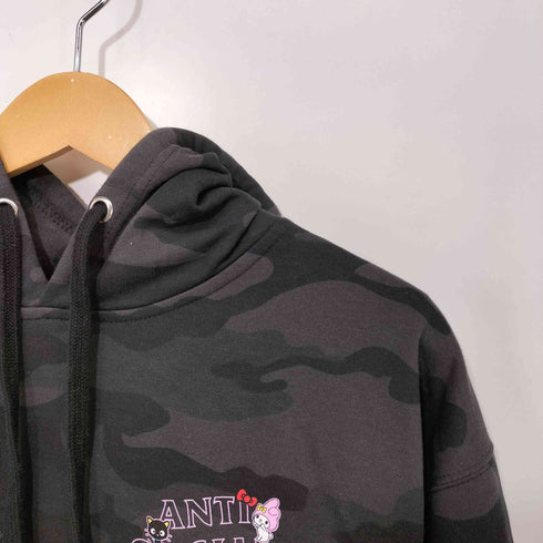 アンチソーシャルソーシャルクラブ ANTI SOCIAL SOCIAL CLUB ×Hello Kitty and Friends カモ柄 プルオーバー パーカー メンズ import:L