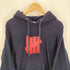 アンディフィーテッド UNDEFEATED USA製 ロゴプリント プルオーバー パーカー メンズ import:S