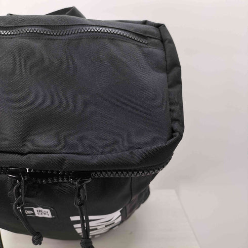 ニューエラ NEW ERA ボックスパック 32L プリントロゴ ブラック × ホワイト メンズ 32L