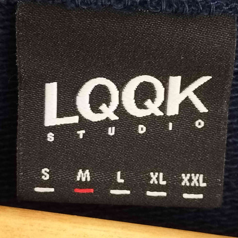 ルックスタジオ LQQK STUDIO ロゴ入りスウェットプルオーバー メンズ import:M