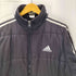 アディダス adidas 90-00S 刺繍タグ 万国旗 パフォーマンス ロゴ 裏地フリース 3ストライプ 中綿 パディング ウォームアップ ジャケット ブルゾン メンズ
