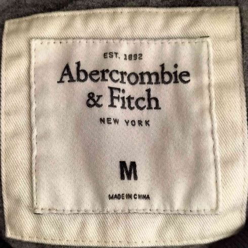 アバクロンビーアンドフィッチ Abercrombie & Fitch フロントアップリケ刺繍クルーネックTシャツ メンズ import:M