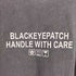 ザブラックアイパッチ THE BLACK EYE PATCH HANDLE WITH CARE 取扱注意 両面プリント S/S クルーネック Tシャツ メンズ JPN:L