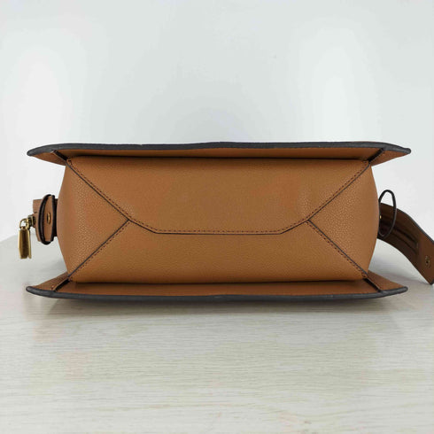 チャールズアンドキース CHARLES&KEITH Anwen アンウェン トラペーズトップハンドルバッグ レディース