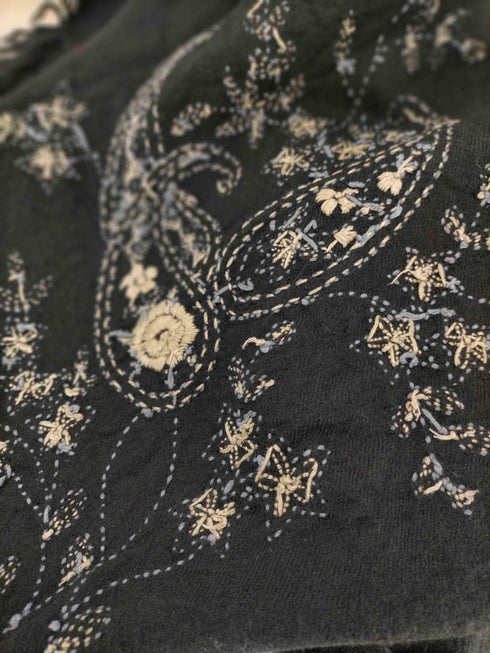 アニエスベー agnes b. PARIS 刺繍デザイン ウールフリンジマフラー レディース