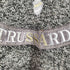 トラサルディ TRUSSARDI MADE IN ITALY フロント刺繍クルーネックニット メンズ