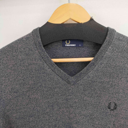 フレッドペリー FRED PERRY ウールコットン混ワンポイント刺繍Vネックニット メンズ import:S