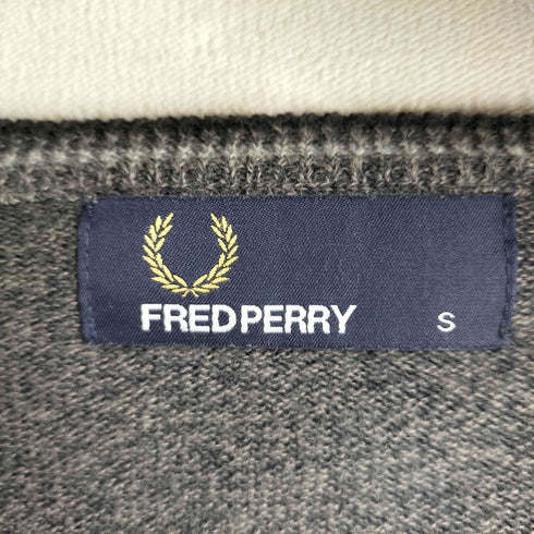 フレッドペリー FRED PERRY ウールコットン混ワンポイント刺繍Vネックニット メンズ import:S