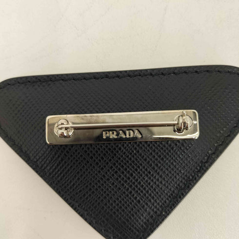 プラダ PRADA サフィアーノ レザートリム付 ブローチ レディース