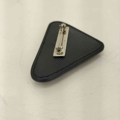 プラダ PRADA サフィアーノ レザートリム付 ブローチ レディース