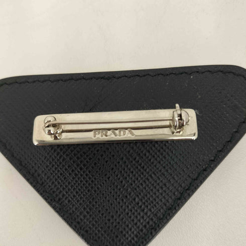 プラダ PRADA サフィアーノ レザートリム付 ブローチ レディース