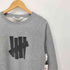 アンディフィーテッド UNDEFEATED ロゴプリント 裏起毛 クルーネックスウェット メンズ JPN:S