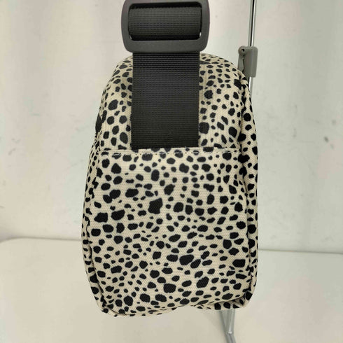 ケルティ KELTY 26ss ラウンドトップショルダーバッグ ダルメシアン柄 ピンクロゴ メンズ