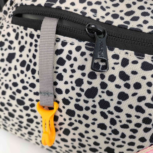 ケルティ KELTY 26ss ラウンドトップショルダーバッグ ダルメシアン柄 ピンクロゴ メンズ