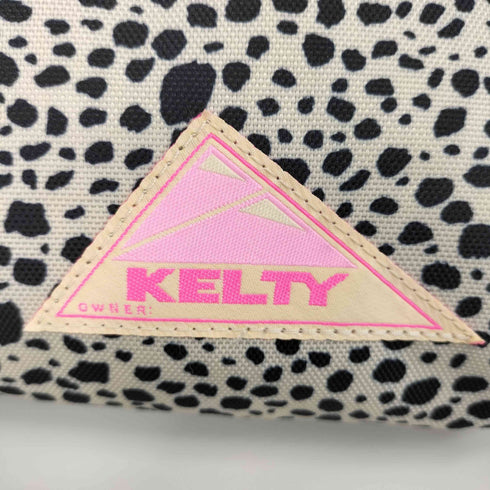 ケルティ KELTY 26ss ラウンドトップショルダーバッグ ダルメシアン柄 ピンクロゴ メンズ