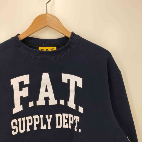 エフエーティー FAT titch ロゴプリントクルーネックスウェット メンズ