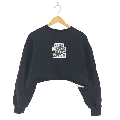 ザブラックアイパッチ THE BLACK EYE PATCH OG LABEL クロップド丈ロゴトレーナー レディース