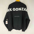 マークゴンザレス Mark Gonzales 背面ロゴプリント 裏起毛 クルーネックスウェット メンズ JPN:L