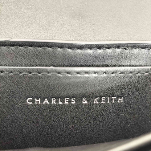 チャールズアンドキース CHARLES&KEITH メタリックアクセント ターンロッククロスボディバッグ レディース