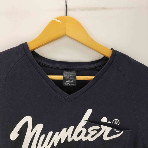 N NUMBER フェンダーロゴ プリント S/S ポケ付き Vネック Tシャツ メンズ JPN:2