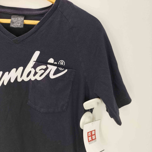 N NUMBER フェンダーロゴ プリント S/S ポケ付き Vネック Tシャツ メンズ JPN:2