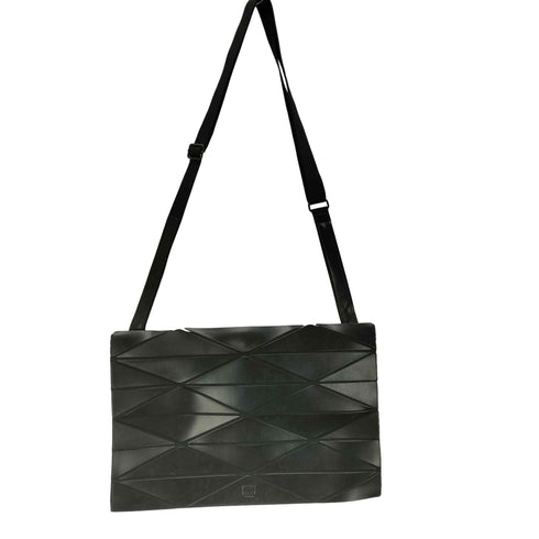 プリーツプリーズイッセイミヤケ PLEATS PLEASE ISSEY MIYAKE CROSSBODY BAG 幾何学柄 クロスボディ ショルダー バッグ メンズ