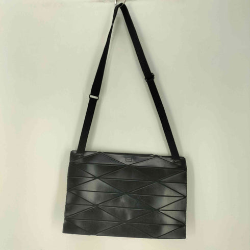 プリーツプリーズイッセイミヤケ PLEATS PLEASE ISSEY MIYAKE CROSSBODY BAG 幾何学柄 クロスボディ ショルダー バッグ メンズ